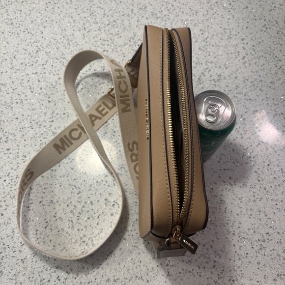 Michael Kors jet set NWT!! 💯% Authentic 🔥 - Picture 3 of 4